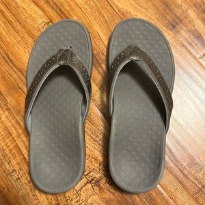 Vionic Grey flip flops only worn a few times size 7. Worn just a few times